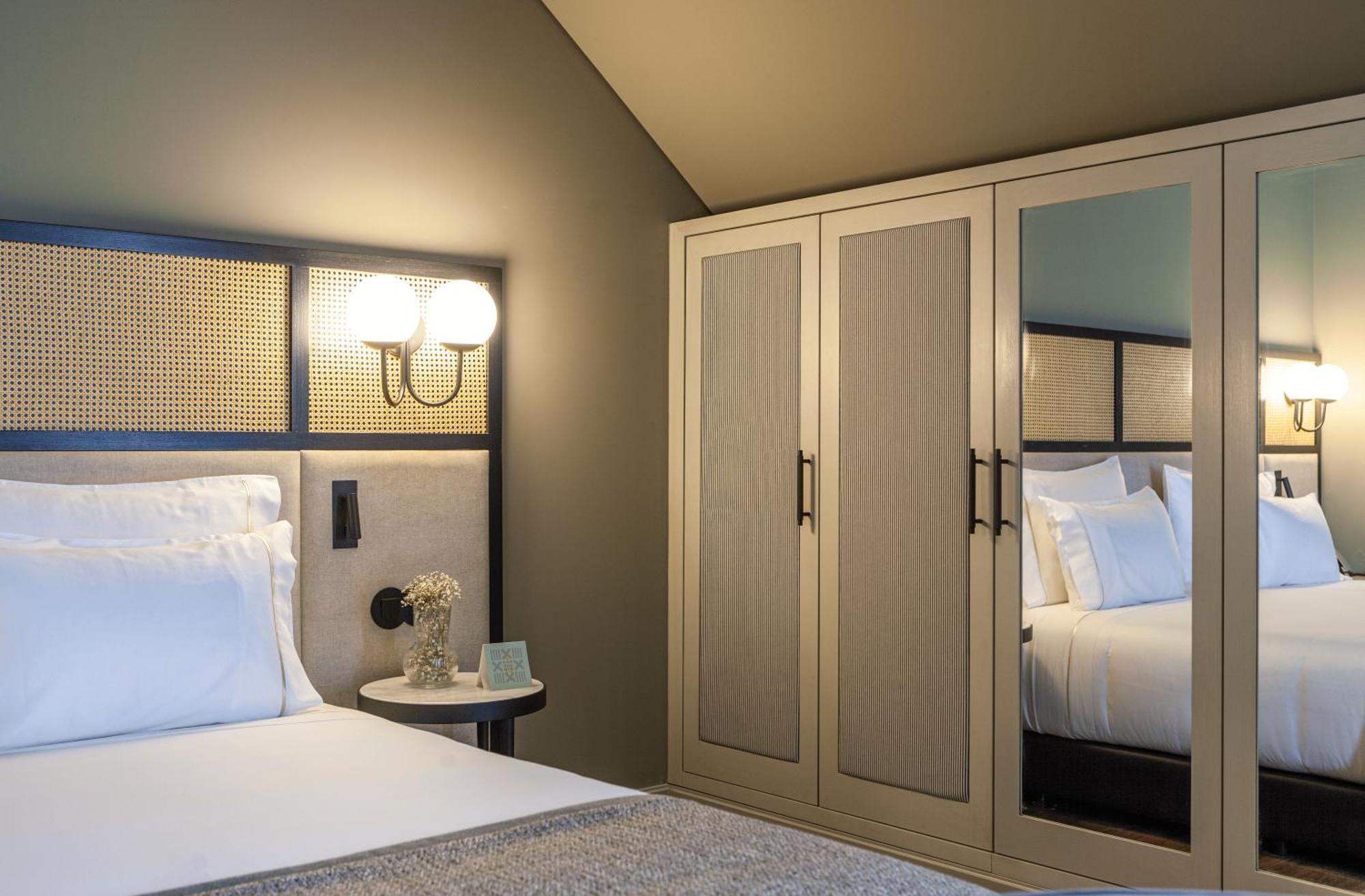 Timbre Virtudes Hotel Porto Exterior photo A bedroom at the hotel