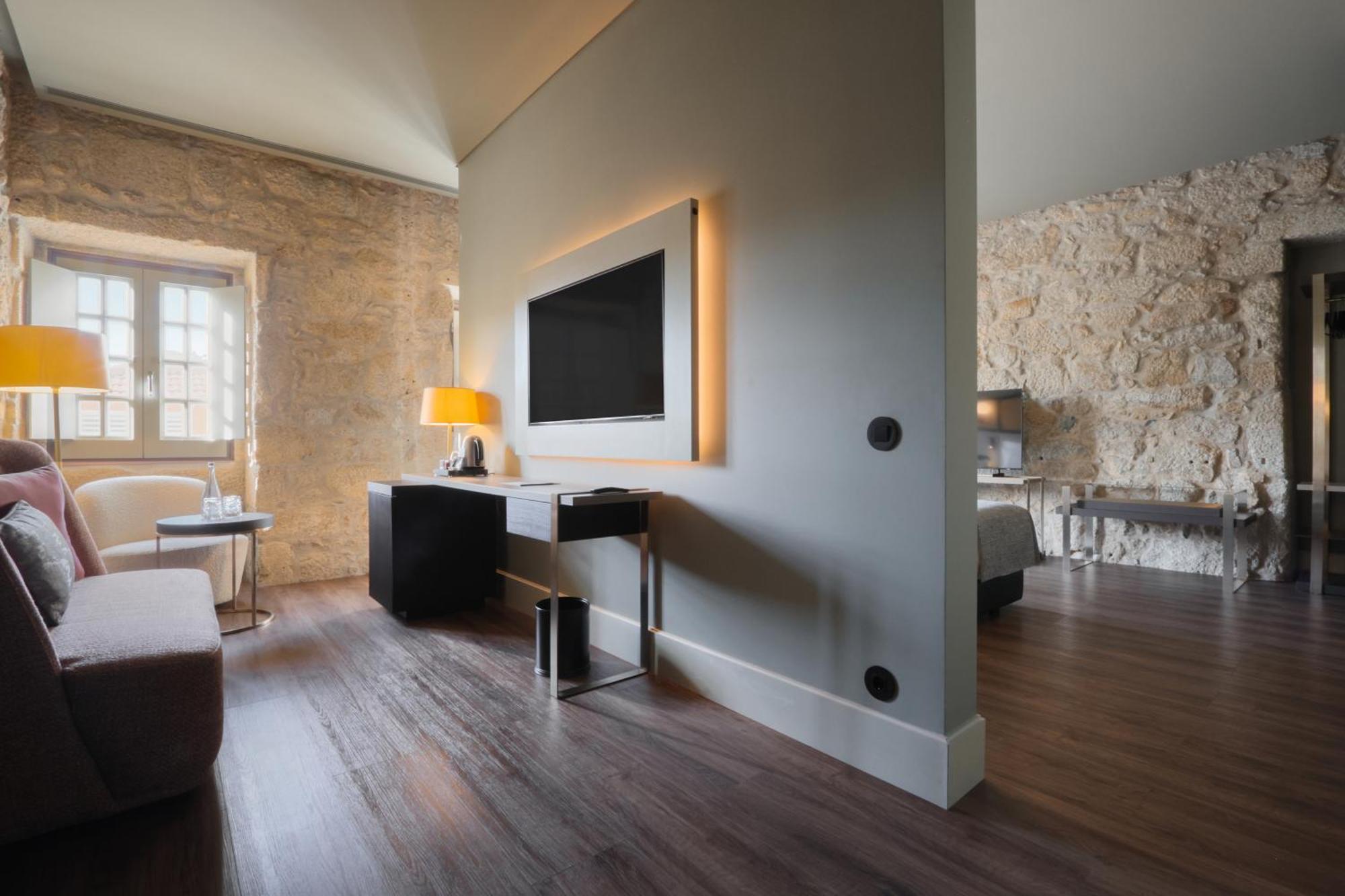 Timbre Virtudes Hotel Porto Exterior photo A room at the hotel