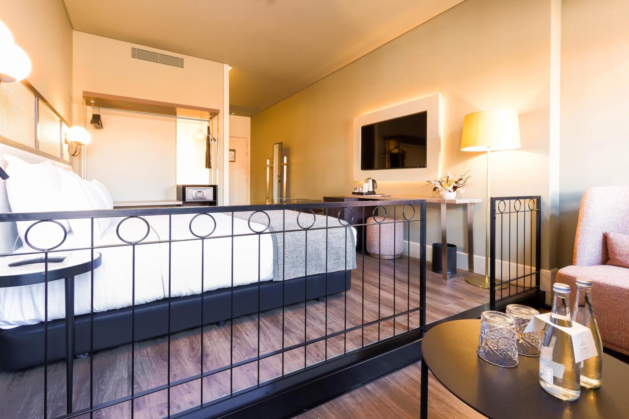 Timbre Virtudes Hotel Porto Exterior photo A room at the hotel